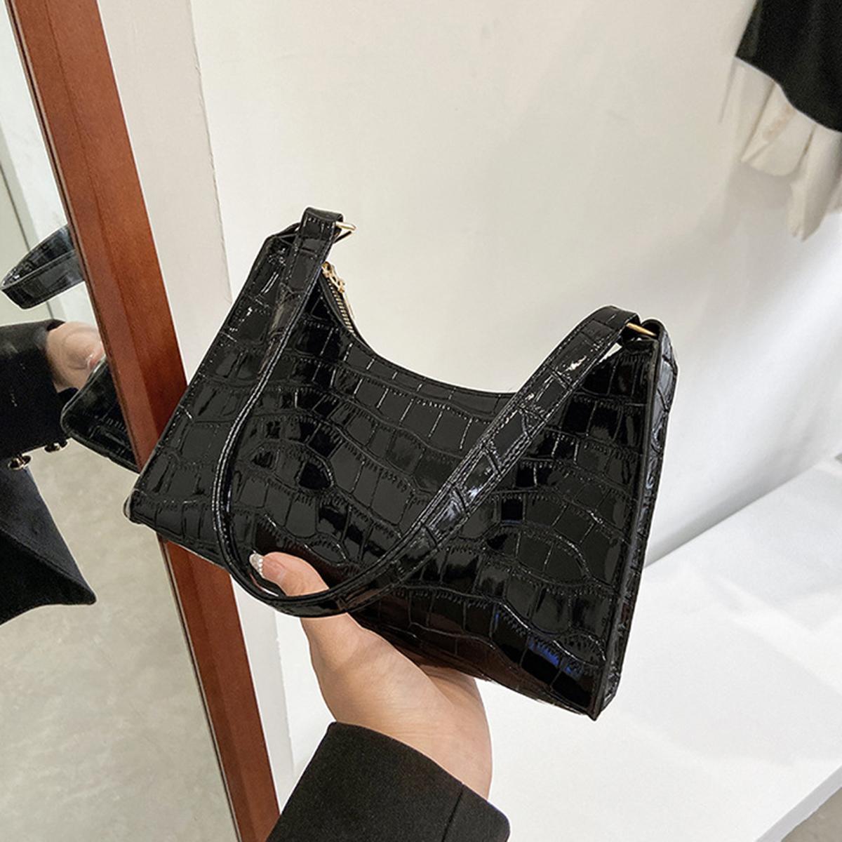 

Black alligator pattern pure color bag for women. Popular and textured shoulder bag. Simple, individual and fashiable handheld чёрный