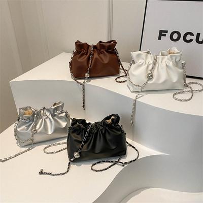 Trendy Damentasche Neue trendige und modische Tasche in Volltonfarbe Exquisites Kettendesign Ein-Schulter-Umhängetasche