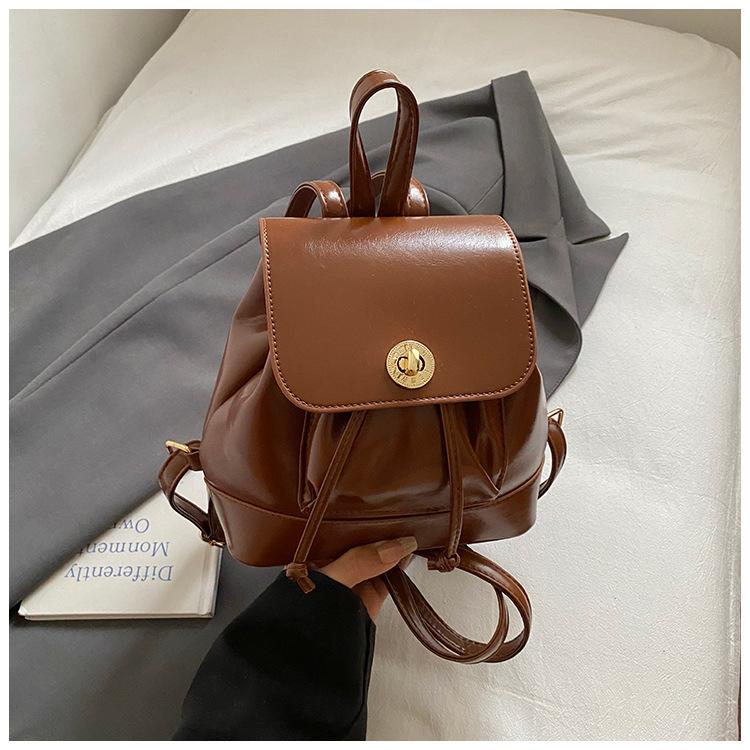 

Маленький рюкзак в стиле колледжа женская сумка 2025 новый ретро из масляной вощеной кожи дорожная сумка большой вместимости модный рюкзак для通勤 коричневый