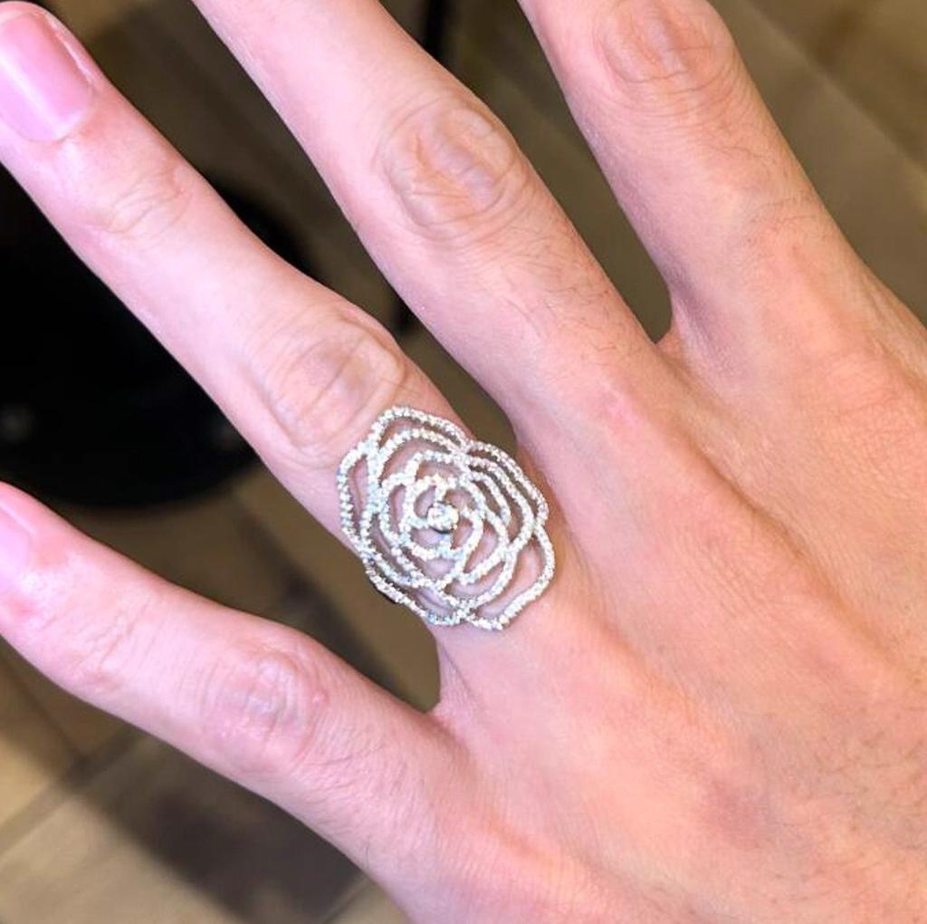 Classic Romantic Hollow out Full Diamonds Rose Flower rings for women Light Luxury Lines Exquisite Engagement Ring