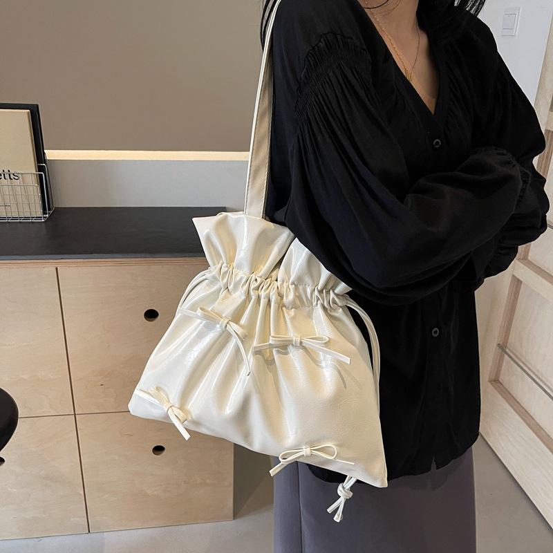 

Повседневная сумка большой вместимости для поездок на работу, женская новая 2024 года, плиссированная сумка-тоут на плечо в балетном стиле, премиальная сумка-ведро белый