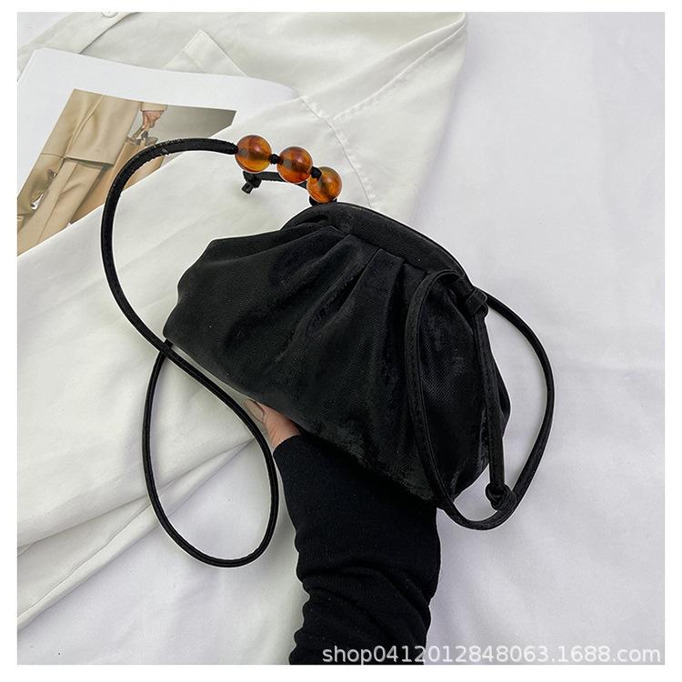 

Плиссированная сумка-ракушка в иностранном стиле популярная сумка-мессенджер маленькая сумка женская 2025 новый нишевый дизайн дорожная сумка на плечо чёрный