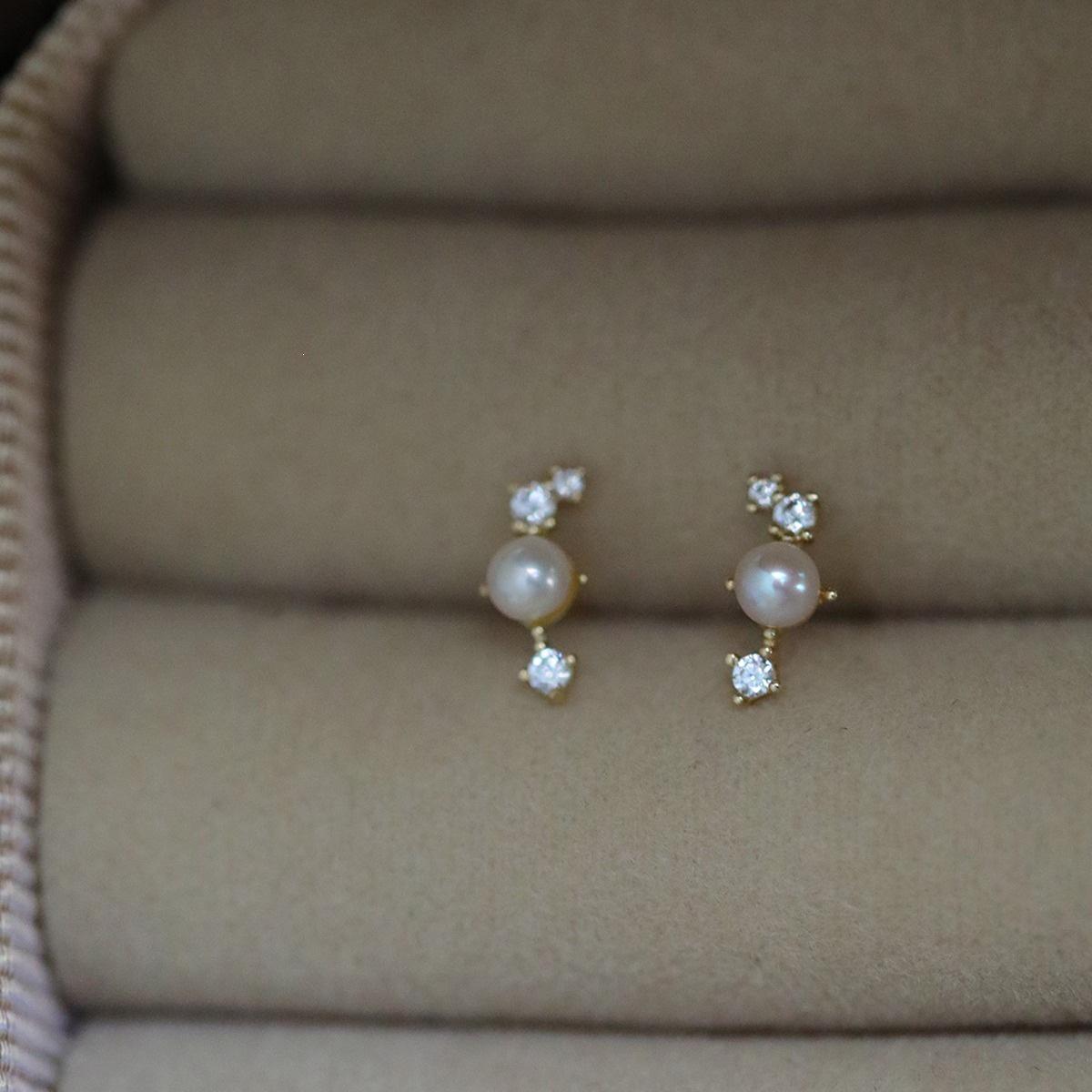 Elegant S925 Sterling Silver 14K Gold-Plated Curved Shell Pearl Zircon Earrings 14K Gold Pair (Includes Ear Plugs)