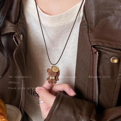 Collana con orso di peluche marrone affascinante per ragazze - Catena per maglione coordinata autunno/inverno 2025 e accessorio per feste studentesche