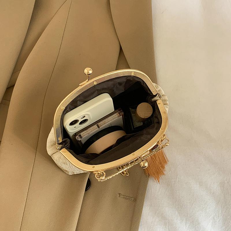 Retro Shoulder Crossbody Bag for Women Designer Bag Tassel Chain Shell Lock Clip Feminine Bag