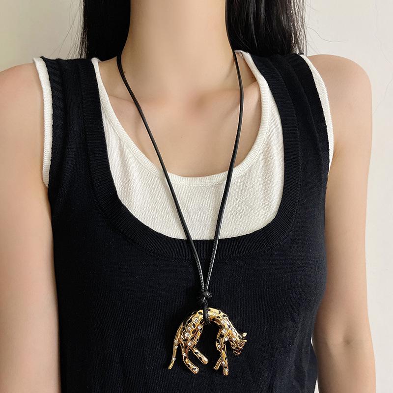 Elegant European & American Leopard Necklace - Luxurious Drip Oil Sweater Chain for Women, Versatile High-End Accessory