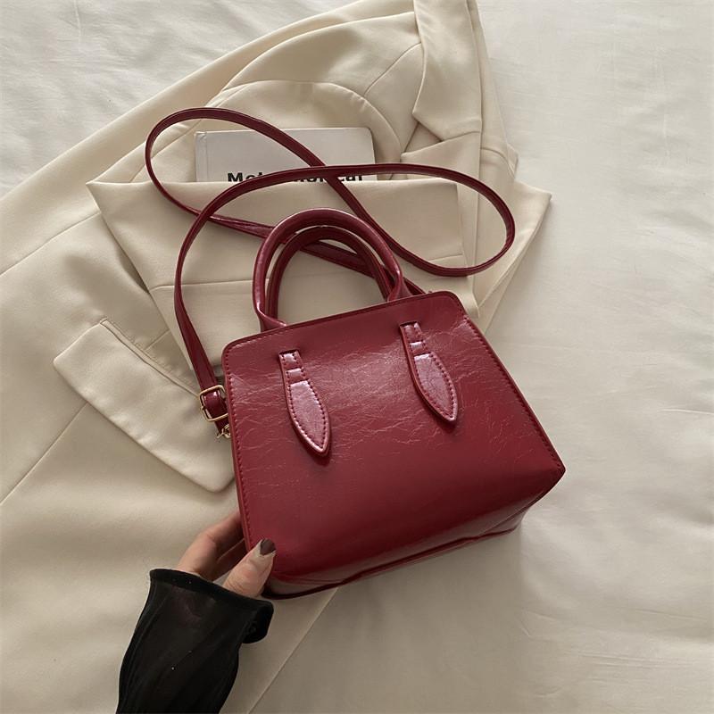 Sleek And Stylish Small Square Shoulder Bag Versatile For Everyday Fashion красный