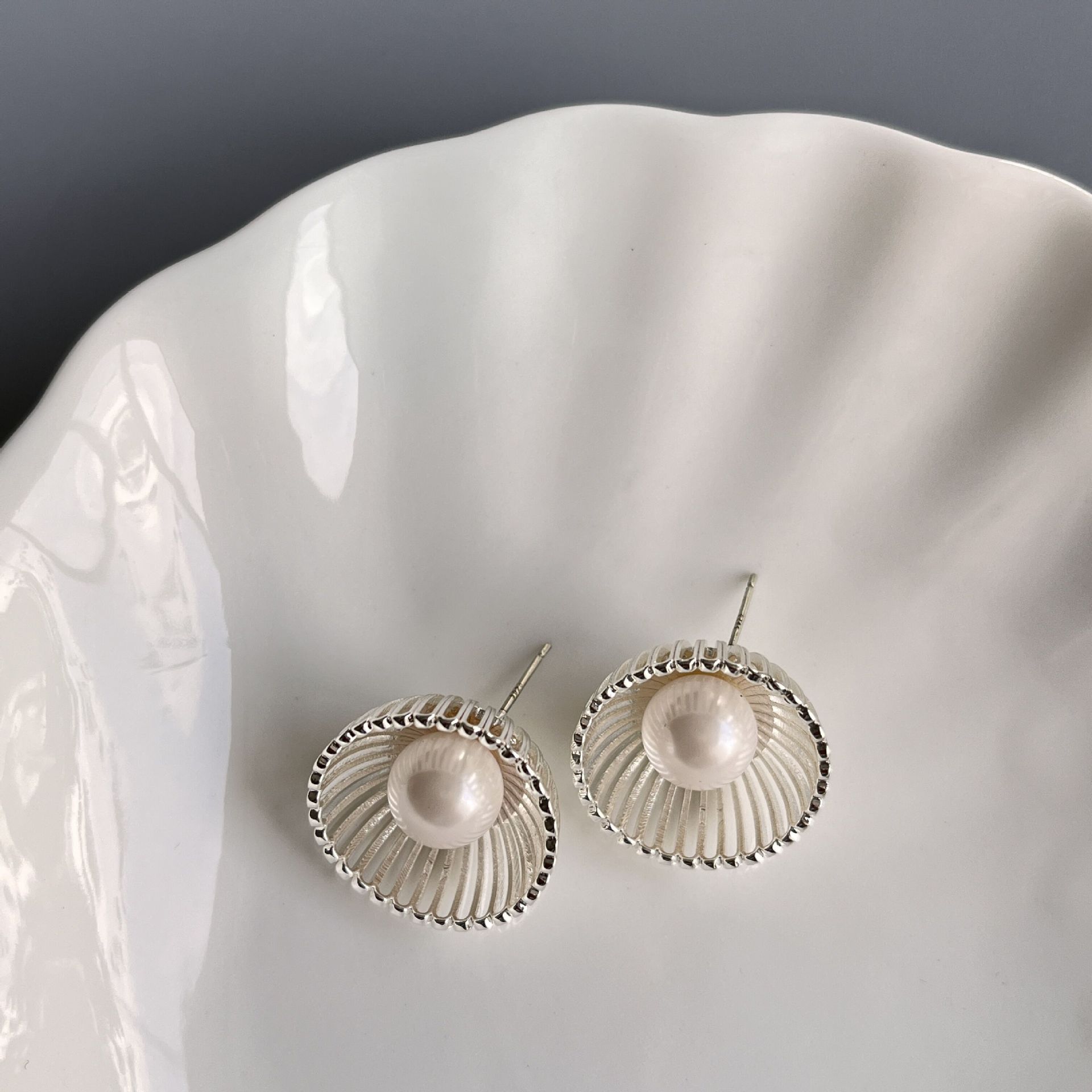 

Полукруглый полый дизайн, нишевый темперамент, натуральный жемчуг, серебро, серьги-пусеты с одним цветком, с тремя цветками, женские новые