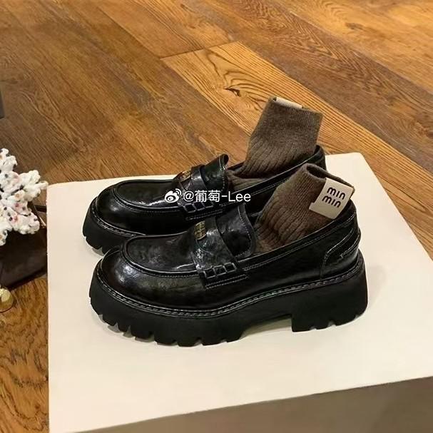 Cowhide version~ Grape mother makes the same old horse leather, small gold coins, British style round head and one pedal of lazy loafers.