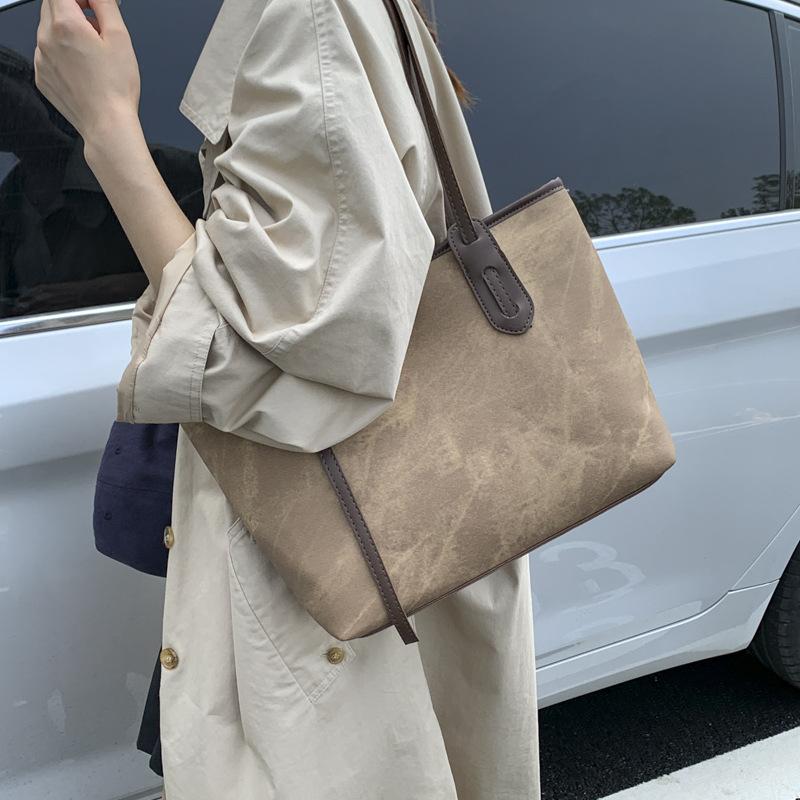 Large-capacity contrasting color underarm bag women's 2025 new trendy and versatile shoulder bag casual commuter tote bag