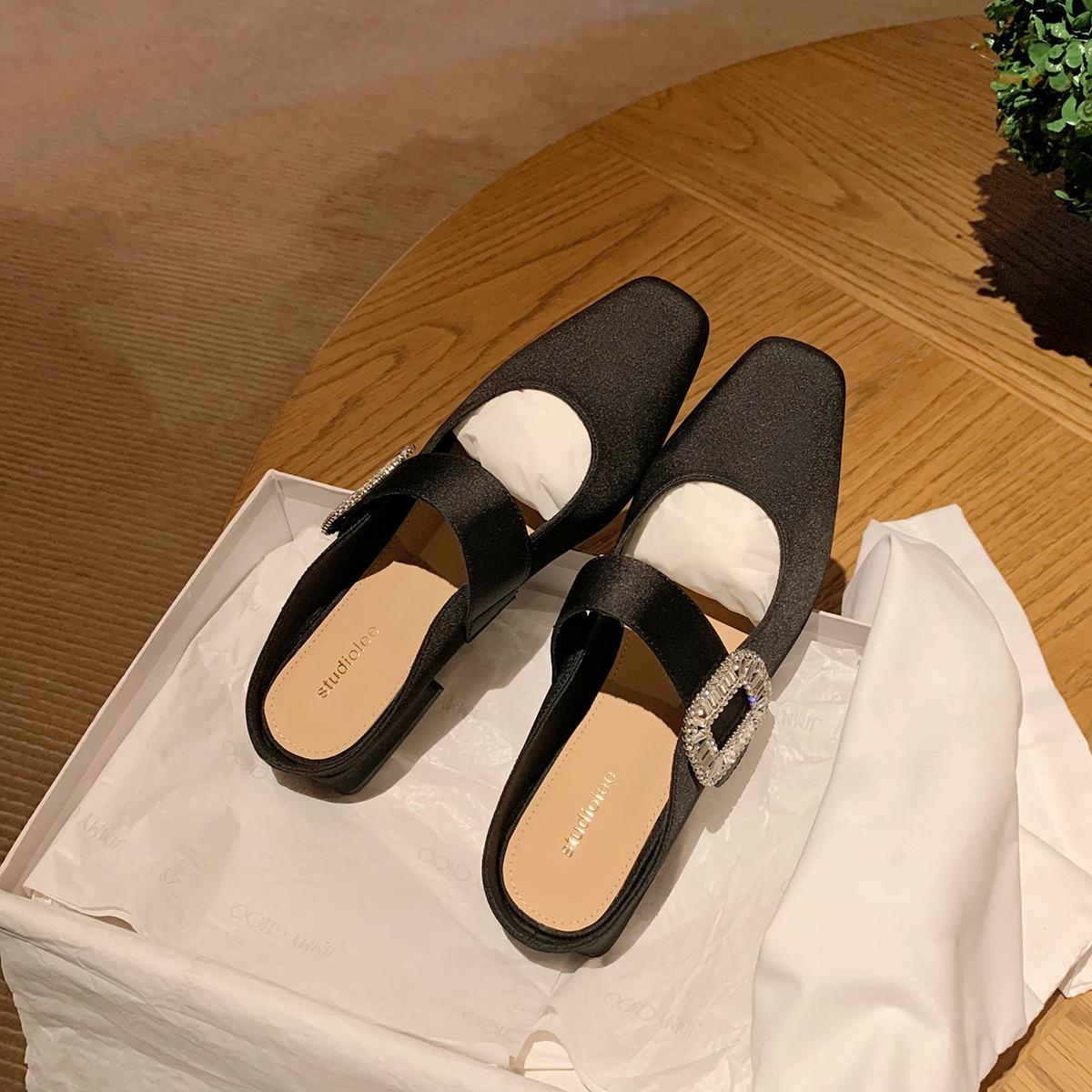 

Grape mother, the same style is in stock~ Manor lady~ Sparkling diamond buckle, small square head width, one word with low heel temperament, half 40