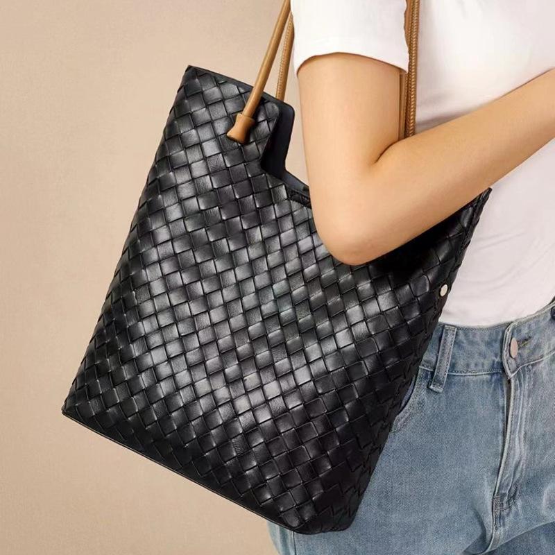 Hand-woven Light Luxury Large-capacity Armpit Women's Bag Beach Large Commuter One-shoulder Portable Tote Style