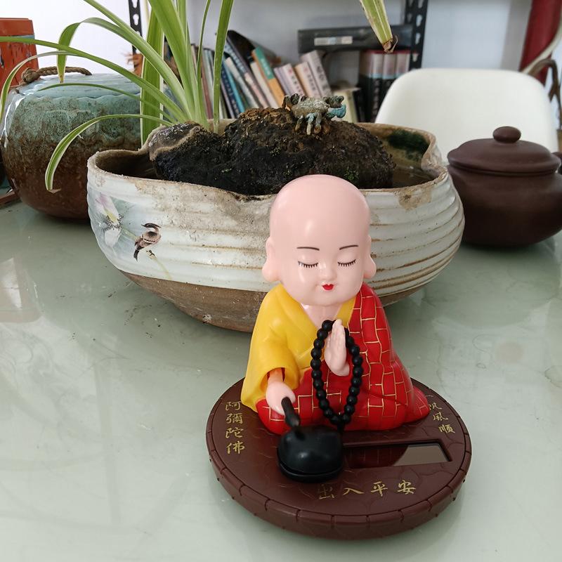1Pc Car Dash Board Home Office Decoration Solar Powered Bobble Shaking Head Dancing Toy Buddhist Monk Figurines Statues