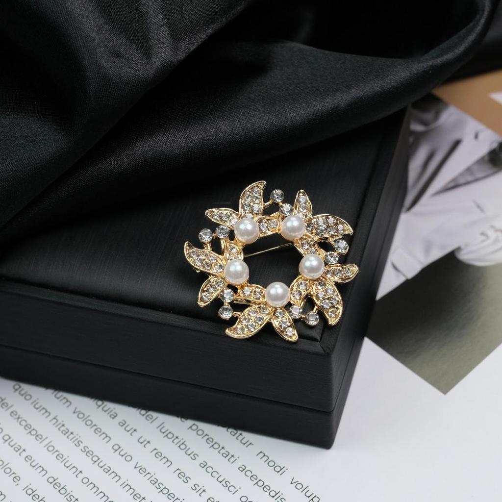 Retro Flower Pearl & Diamond Alloy Brooch Pin