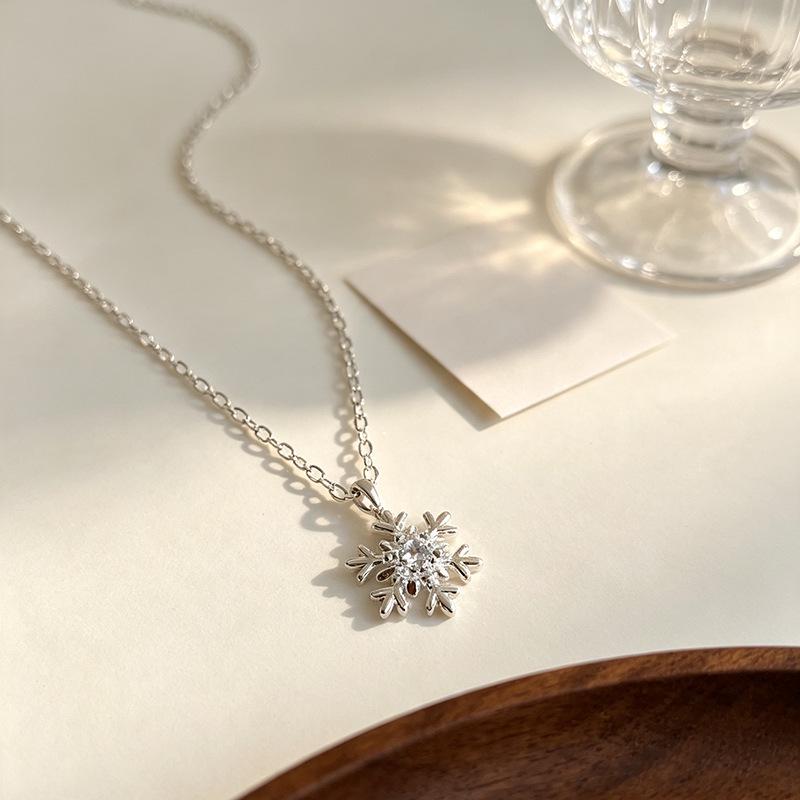 Rhinestone Snowflake Necklace - Elegant Winter Clavicle Chain with Simple, Luxurious Design