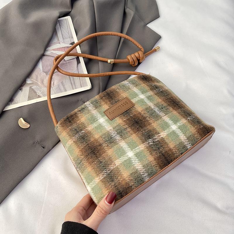 

Bag women s contrasting colors autumn and winter 2025 new retro plaid trendy college style one-shoulder versatile messenger bag зелений