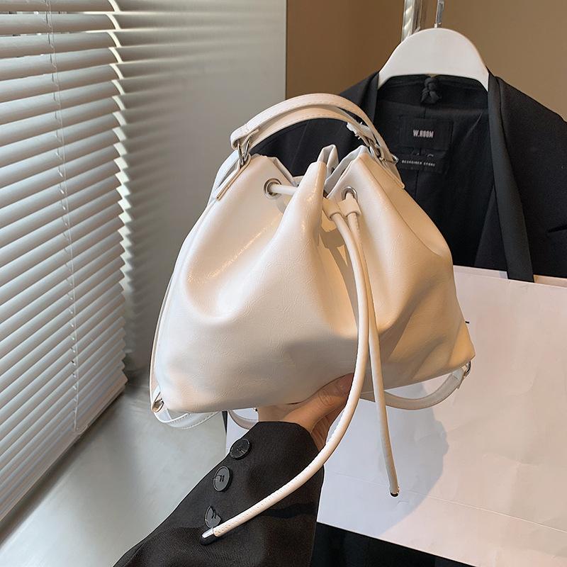 

Сумка летняя женская новая подмышечная сумка нишевая мода плиссированная сумка на кулиске простая сумка-мессенджер белый