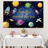 Verspieltes Weltraum-Erster-Geburtstag-Wandteppich, Cartoon-Planeten, Astronaut und Raketen am Sternenhimmel, Spielerische Wandkunst für Kinderparty