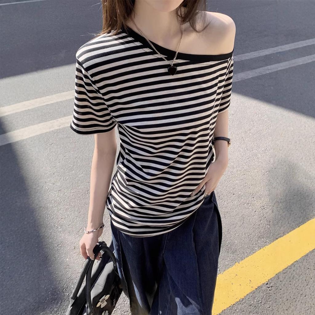 Design Sinn Schräg Schulter Kurzarm Gestreiftes T-Shirt Damen Sommer Neu Locker und Eng Vielseitig Schulterfrei Studenten Oberteil