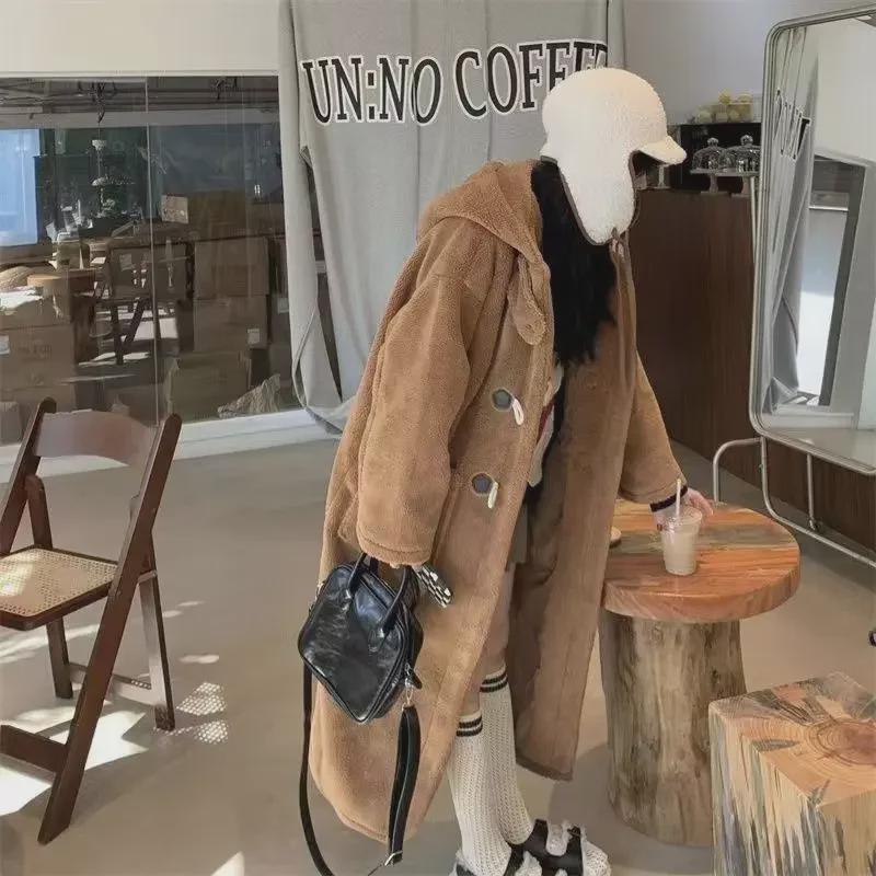 Dámský vlněný bavlněný kabát nad koleno s kapucí a přezkou z jehněčí kůže