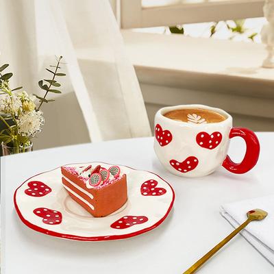 350ml Ręcznie malowany Czerwony Serce Ceramiczny Kubek do Kawy Zestaw Talerzyków Wysoka Estetyka Duża Pojemność Kubek do Latte z Wzorem Kwiatowym Talerzyk Kreatywny Kubek na Wodę
