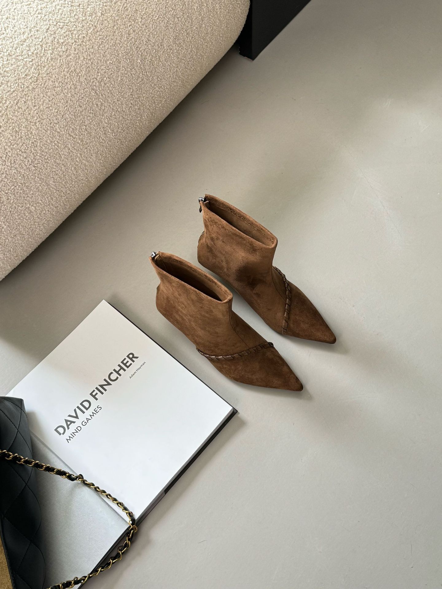 

Niche design beveled woven short boots women s 2025 new autumn and winter retro suede pointed wedge heel elastic thin boots 40