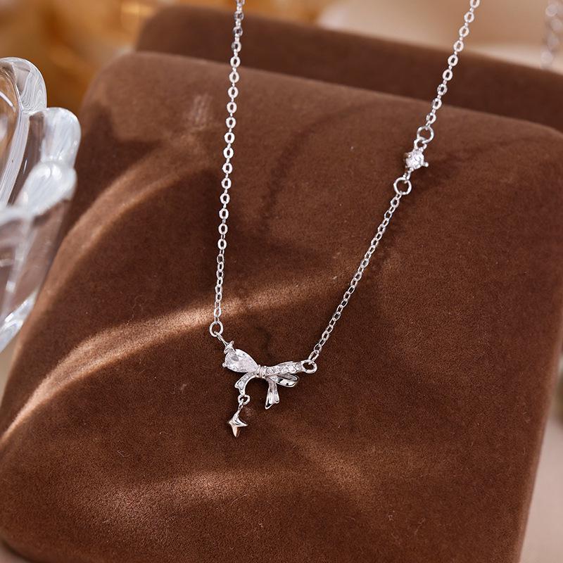 Elegant Sparkly Bow Necklace for Women - Versatile, High-End Fashion Accessory