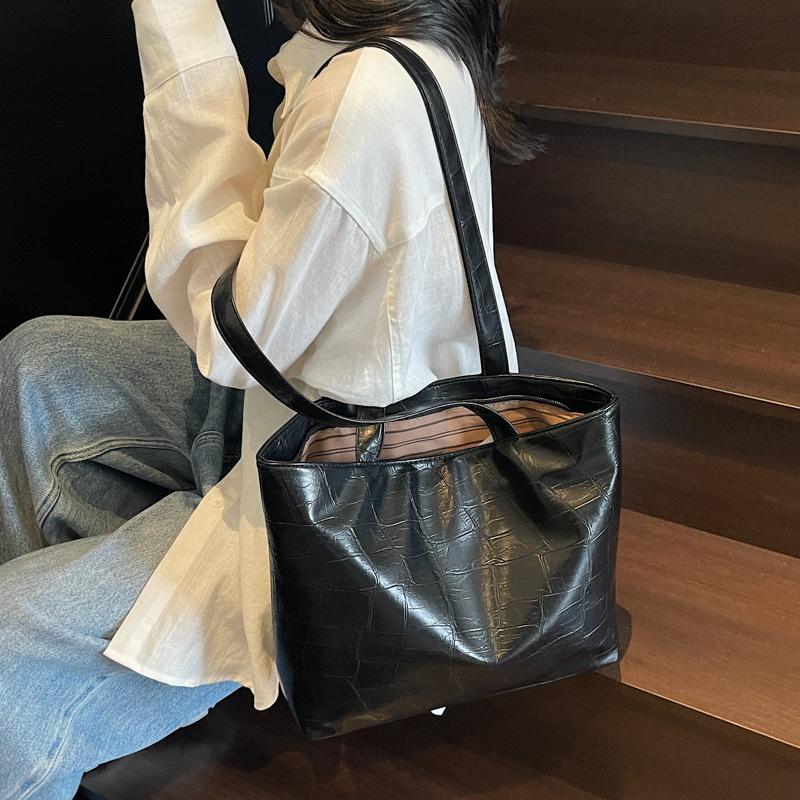 Korean Version of Fashion Simple Shoulder Bucket Bag Women's 2025 Summer New Large-capacity Stone Pattern Commuter Handbag