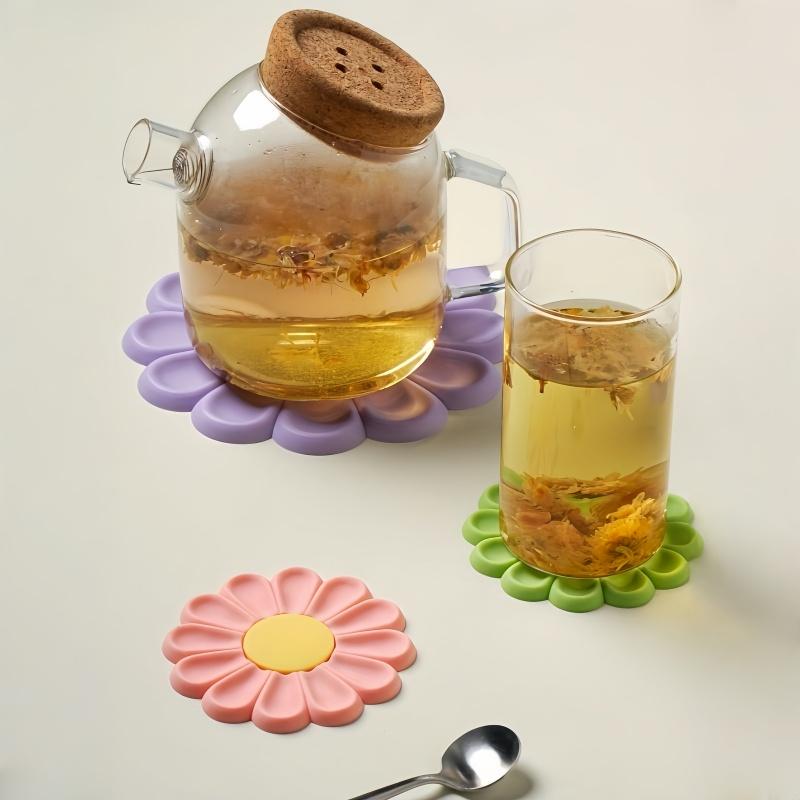 1PC Daisy Coaster Silicone Material Cute Flower Shaped Heat-resistant Dual Color Coffee Coaster,suitable for Holiday Gifts