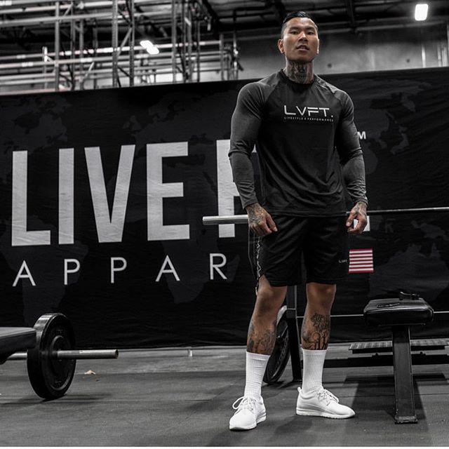 Men's Muscle Fit Sweat-Absorbing Long-Sleeve Sports Top Breathable & Trendy