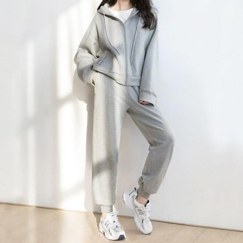 

Women s Gray Sporty Hoodie and Sweatpants Set - New Arrival for Spring/Autumn 2024. Casual, Loose Fit with Hooded Jacket & Long Pants. 3XL серый