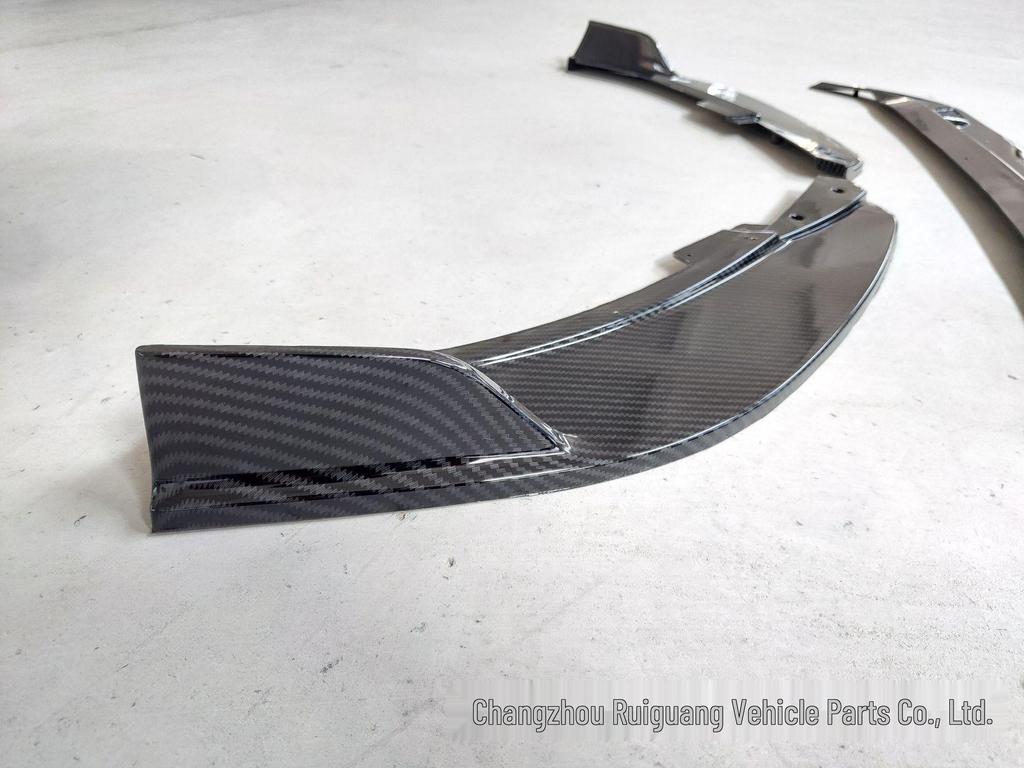 Zestaw przedniego splittera do Forda Focusa 2019: Sportowy Body Kit z Przednim Spliterem i Narożnymi Splitterami