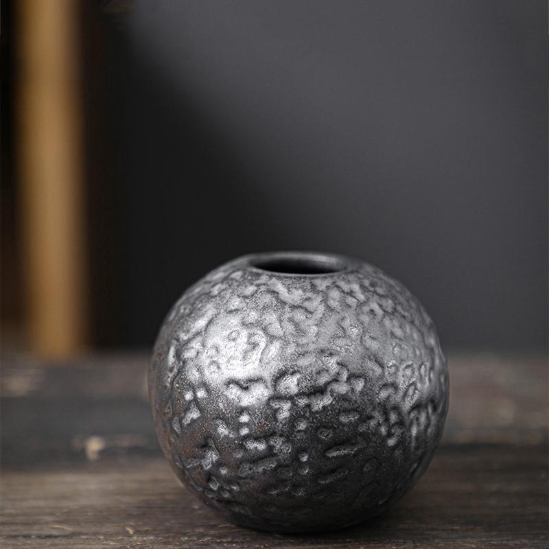 Dekoracja w postaci ceramicznego wazonu vintage, aranżacja kwiatowa do salonu, kreatywna prostota, wazon hydroponiczny, dekoracja na biurko