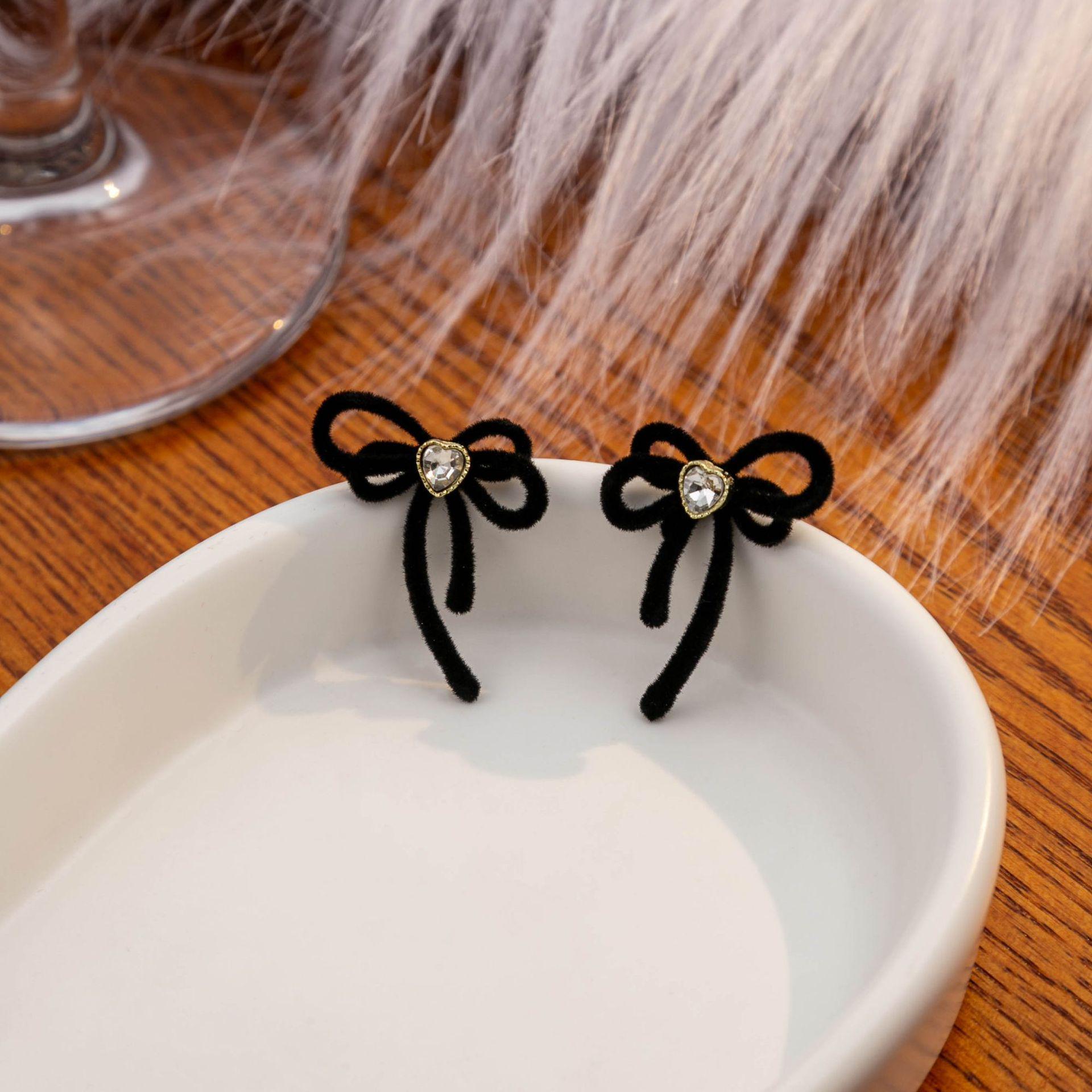 Vintage Silver Bow Earrings with Rhinestone Heart Studs чёрный