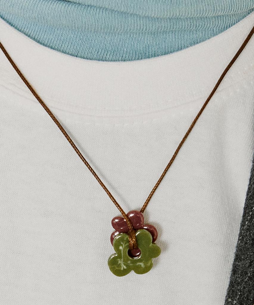 Vvv Asymmetrical Daisy Pendant String Necklace