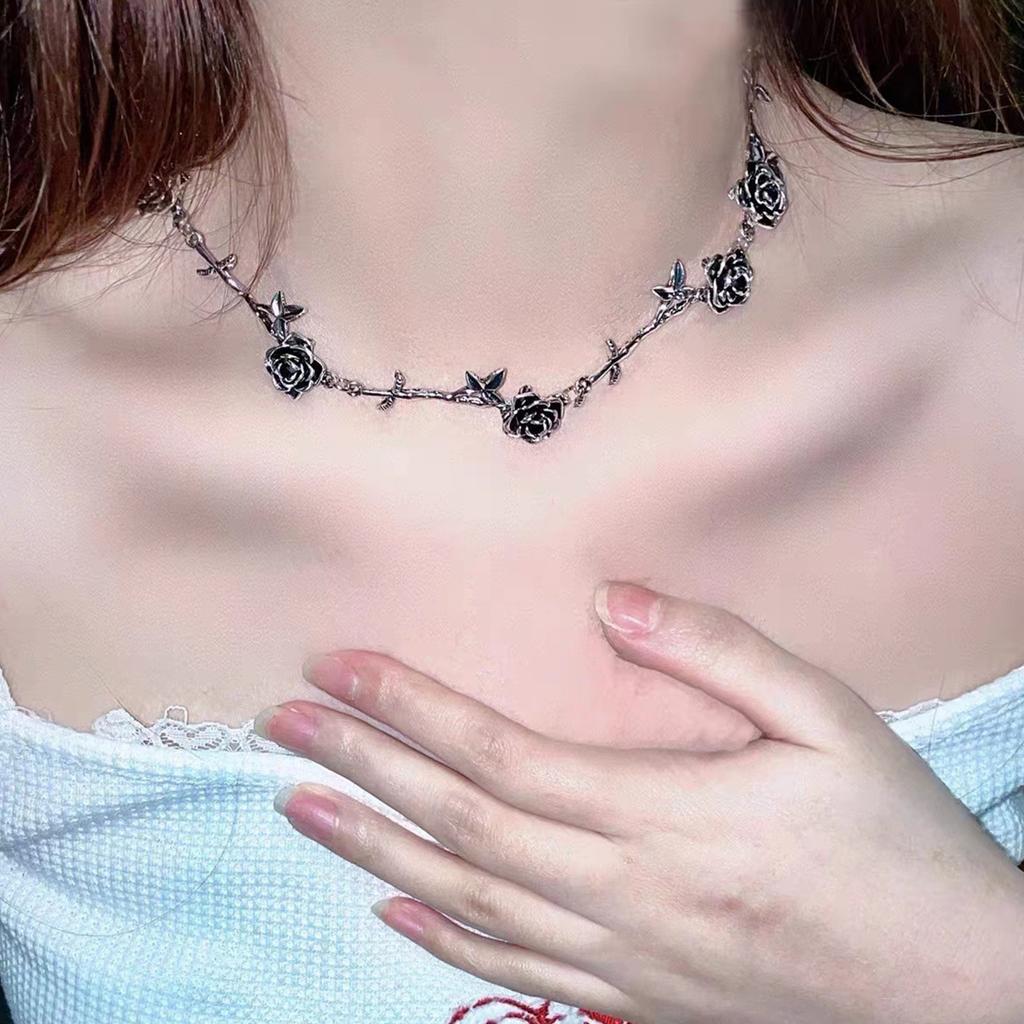 Gotycki naszyjnik z kwiatem kamelii na obojczyk Choker z kwiatem róży Naszyjnik na Halloween dla kobiet dziewcząt nastolatek Rockowa biżuteria