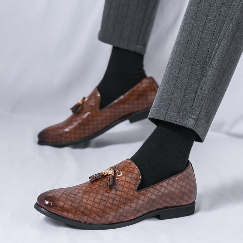 Fashion New Designer Pointed Woven Pattern Tassels Wedding Formal Leather Shoes Men Casual Platform Loafers Homecoming Dress Footwear