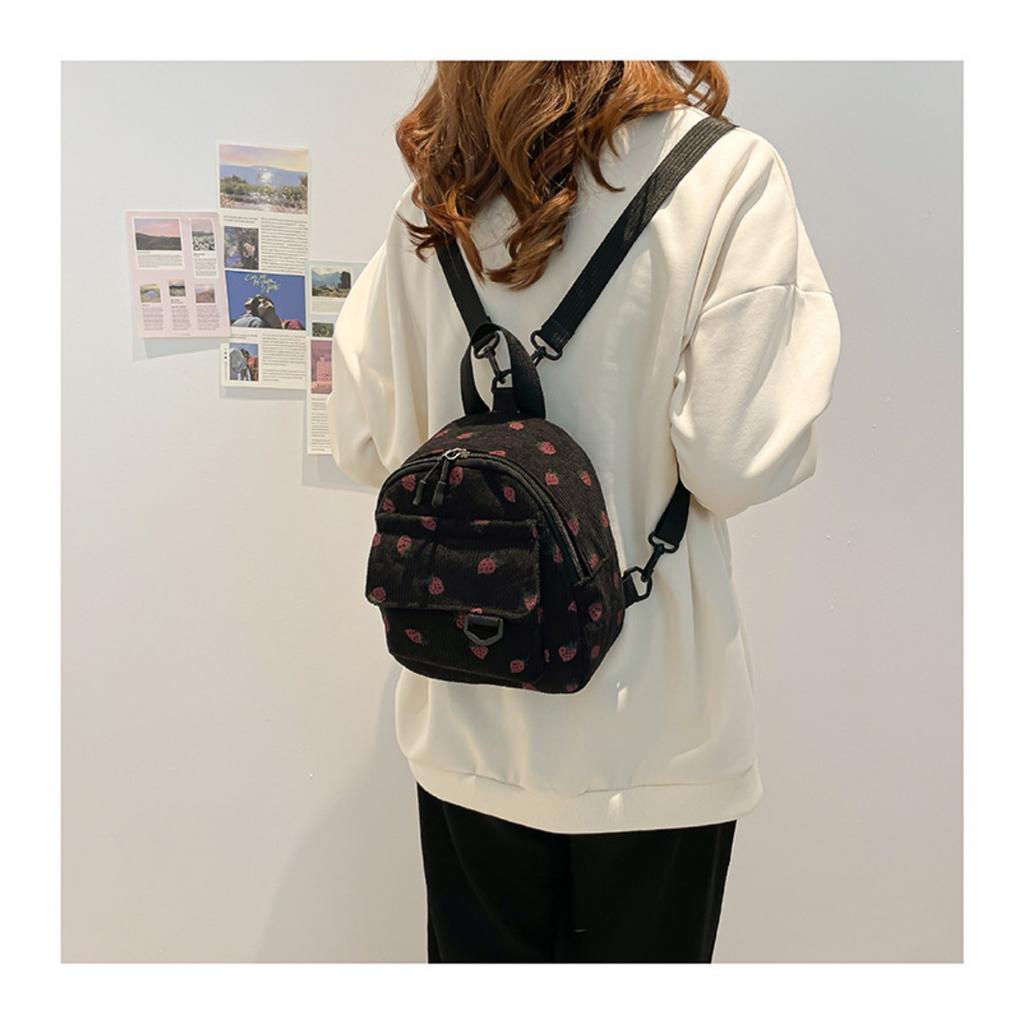 Ein einzigartiger Erdbeer-Mini-Rucksack aus leichter Polyesterfaser. Ausgestattet mit verstellbaren Schultergurten, Reißverschluss und Handwäsche-Funktion