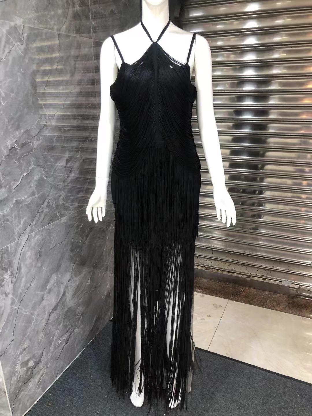 

Популярное длинное вечернее платье с бретелью-петлей и бахромой по подолу M