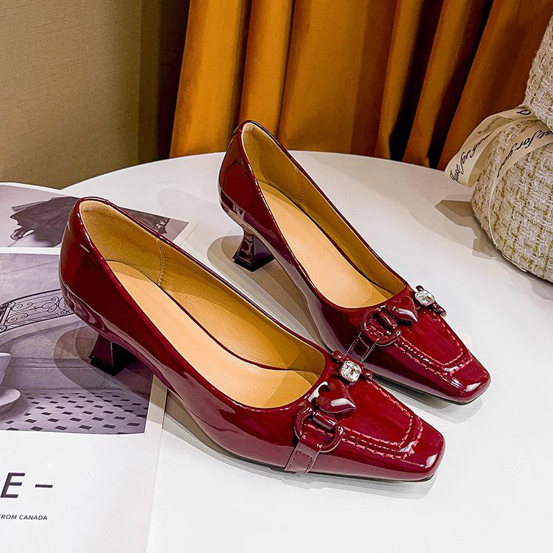 

Туфли-лодочки с квадратным носком, с мелким вырезом, женские туфли, новые, из лакированной кожи, красные свадебные туфли, нишевый темперамент, высокие каблуки, женские туфли-стилет 40 бордовый