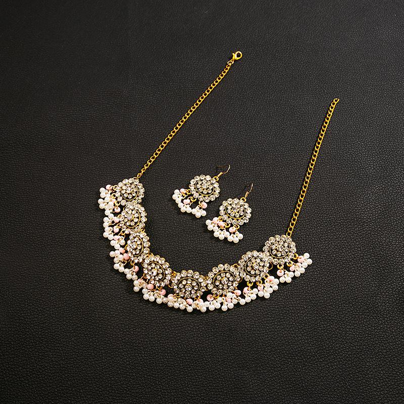 Retro Metal Exaggerated Earrings Necklace Set, French Luxury Heavy Industry Fan-Shaped Full Diamond Pearl Necklace.
