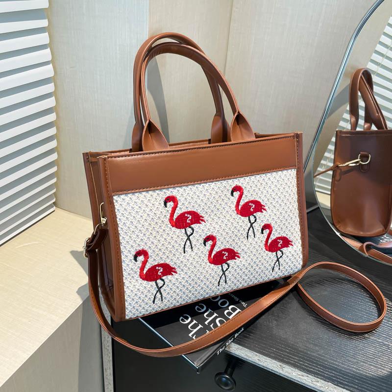 

Новый тренд Премиум Большая вместимость Маленькая квадратная сумка Плечевой ремень Кроссбоди На плечо Сумка для通勤 Универсальная сумка коричневый