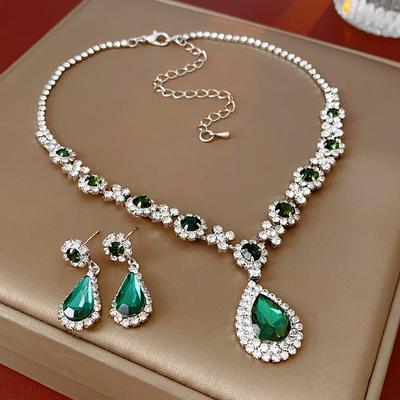 GemChic Dames Nieuwe Licht Luxe Groene Kristal Strass Druppels Sprankelende Hanger Ketting Oorbellen Tweedelige Set Verjaardag Kerstmis Sieraden Cadeau