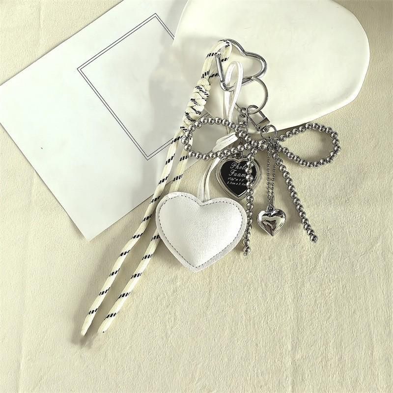 

Heart-Shaped Leather Pendant Keychain with Silver Bead & Bowknot Charm белый