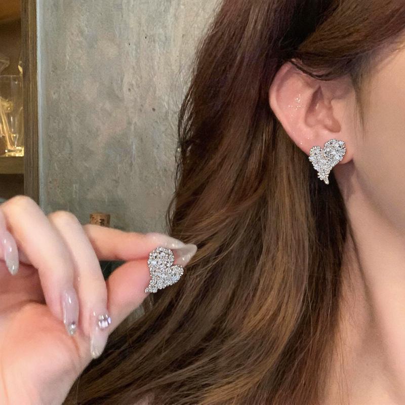 18k Gold Plated Heart-Shaped Zirconia Stud Earrings: Shiny, Luxurious, and Versatile Accessories for Women