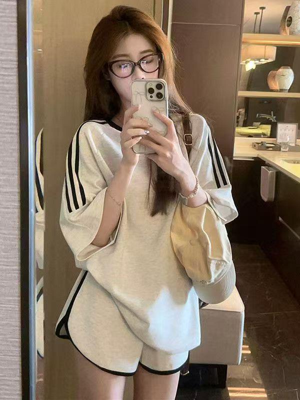 Damen Koreanischer Stil Schlankmachende Sportbekleidung: Rundhalsausschnitt, Kurze Ärmel, Lockere Passform, Sommerliches Freizeit-Zweiteiler-Set mit Shorts