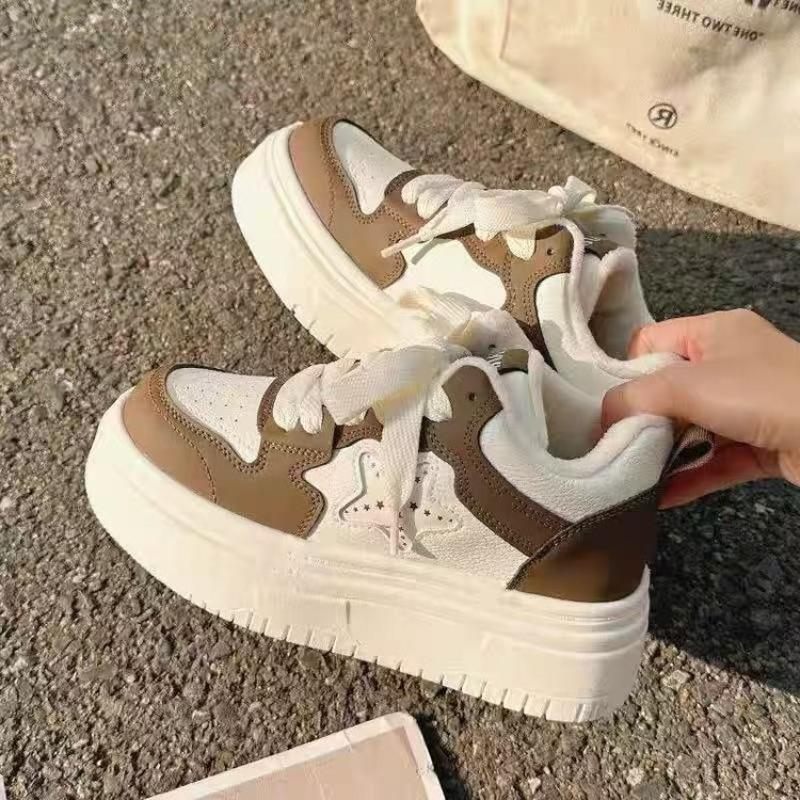 High-value milk whirring, showing small women's feet, small muffin thick-soled little white shoes, new casual and cute shoes, women's shoes