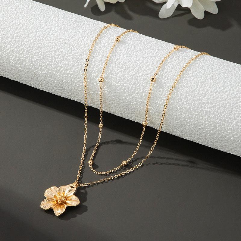 LATS New Fashion Metal Wrinkled Stereoscopic Flowers Pendant Necklace for Women Charm Temperament Clavicle Chain Party Jewelry