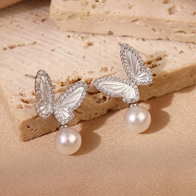 

Серьги-бабочки с французским жемчугом 2024: Элегантные пусеты в стиле легкой роскоши с нишевым дизайном