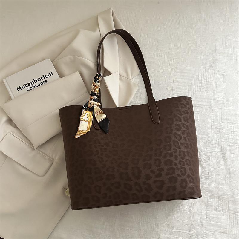 

Casual commuter tote portable shoulder bag women s simple new retro suede large capacity leopard print